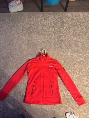 The North Face Women's Coral-Red Full-Zip Softshell Jacket size small